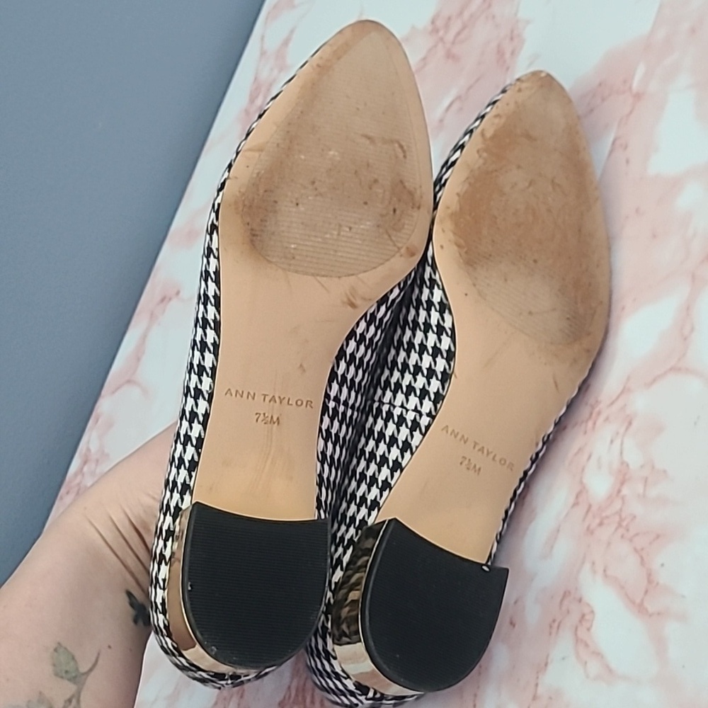 EUC Ann Taylor Black White Chevron Gold Heel Pointed Toe Flat Sz 7.5M - Picture 6 of 7